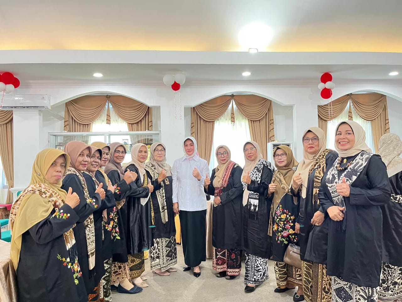 Ny. Maria Feronica Hendri Arnis bersama Bundo Kanduang